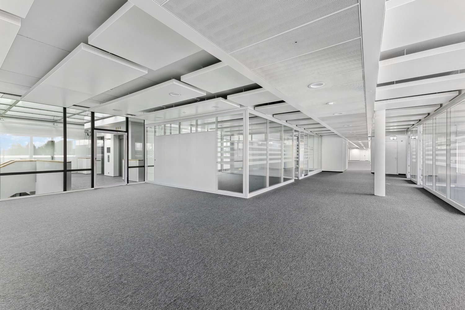1482m² office