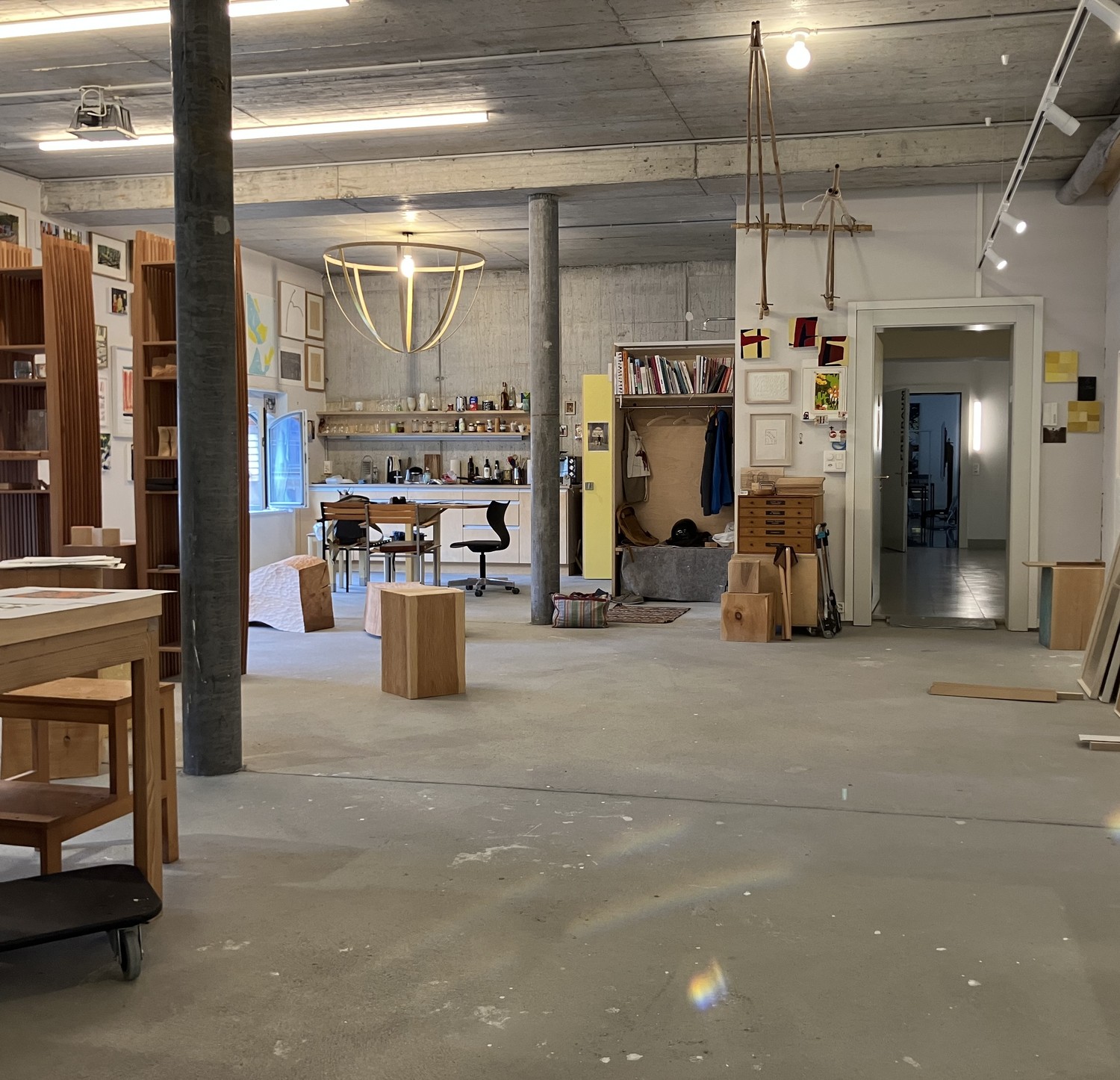 45m² commercial

Subtenant (male/female) wanted for
Atelier Galerieraum

Atelier at Giesshübelstrasse 62 B on the 4th floor with a large roof terrace, directly opposite Brunaupark and Sihlcity.

The entire area is approx. 130M2. Kitchen, WC / shower and Wlan are available.

I am looking for 1 - 2 su