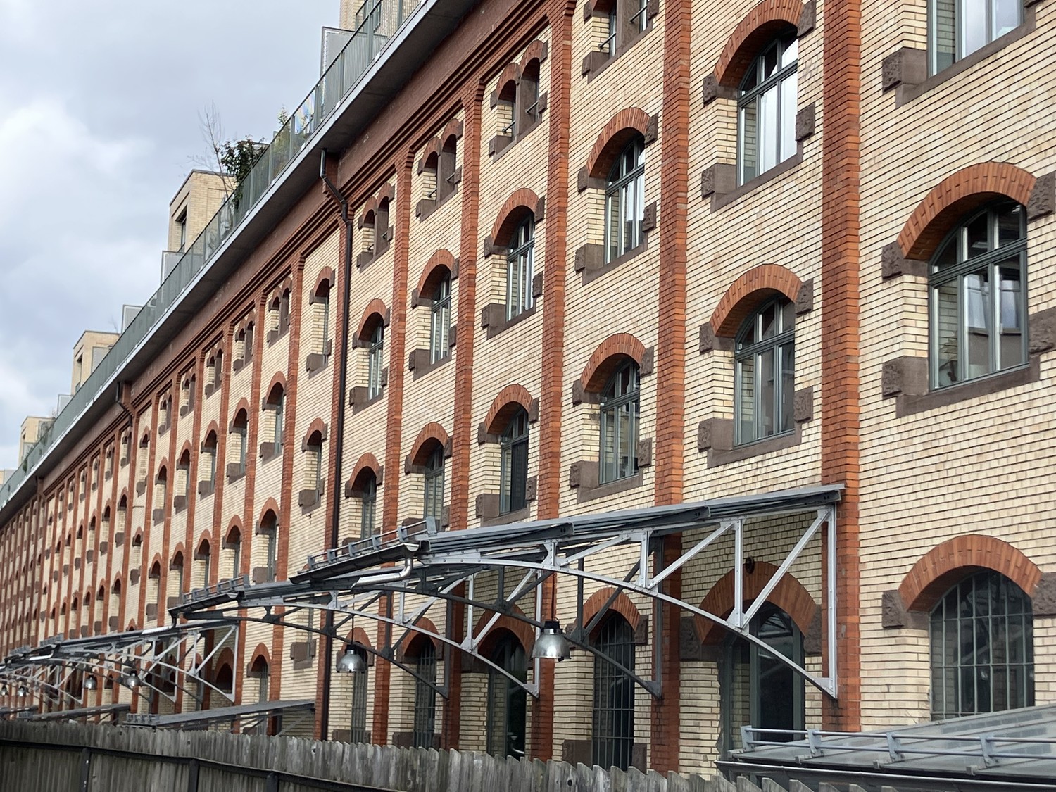 45m² commercial

Subtenant (male/female) wanted for
Atelier Galerieraum

Atelier at Giesshübelstrasse 62 B on the 4th floor with a large roof terrace, directly opposite Brunaupark and Sihlcity.

The entire area is approx. 130M2. Kitchen, WC / shower and Wlan are available.

I am looking for 1 - 2 su