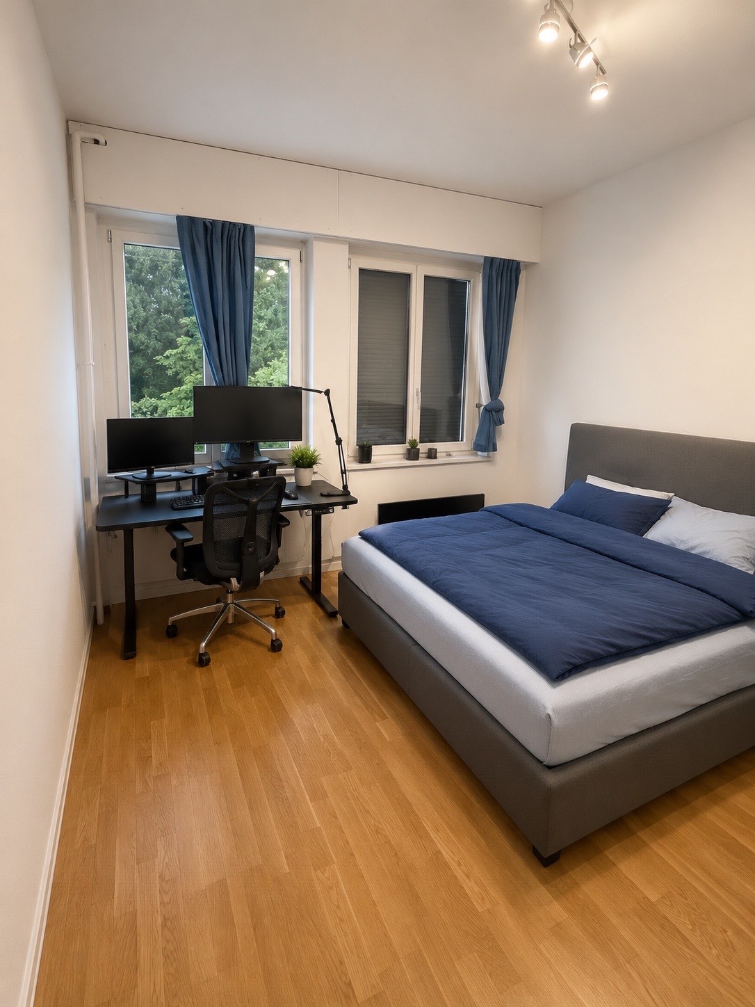 3 camere da letto, ampio soggiorno con TV e divano, camera arredata con scrivania, letto, armadio, WIFI in fibra ottica da 10Gb