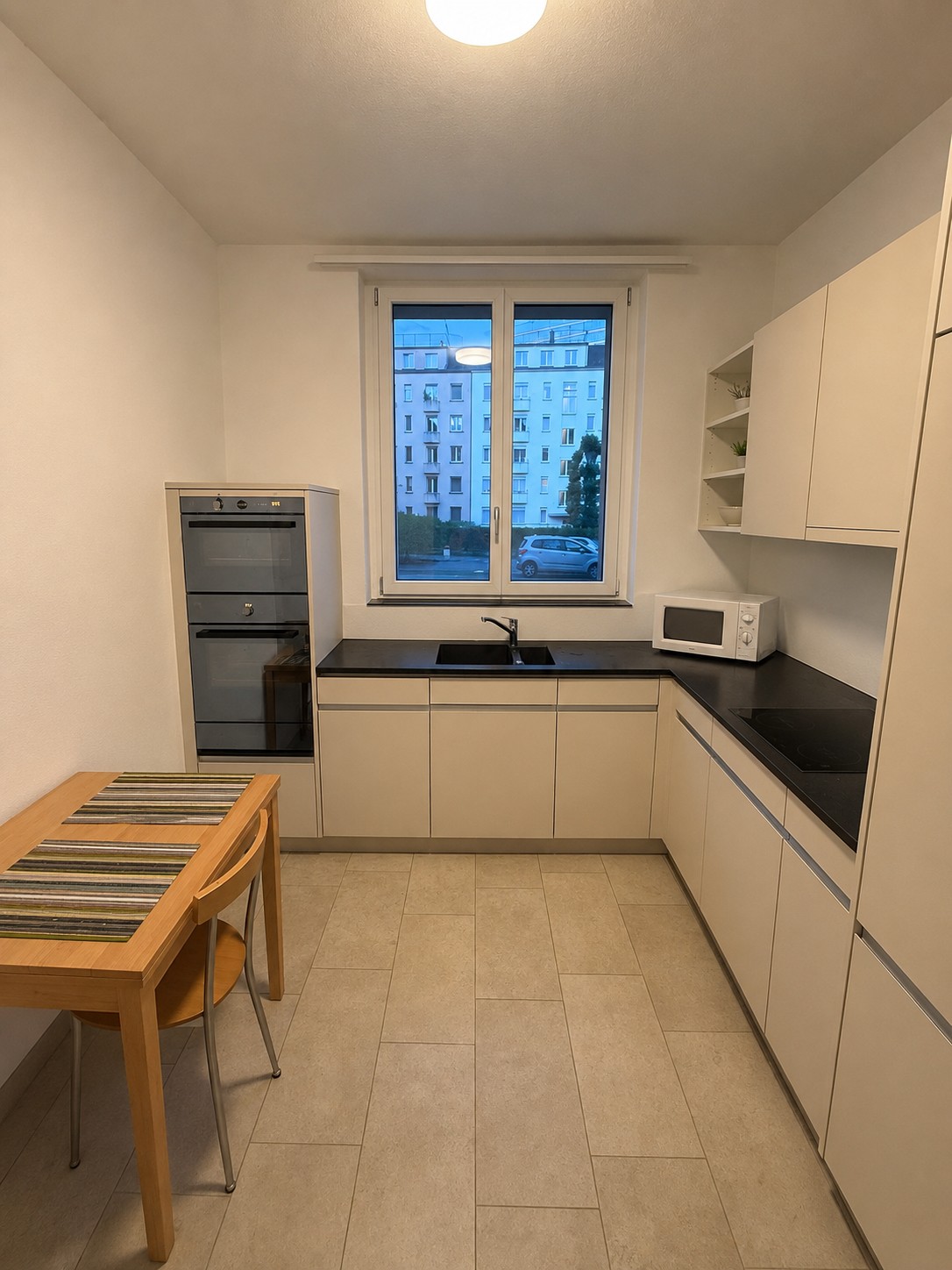 3 camere da letto, ampio soggiorno con TV e divano, camera arredata con scrivania, letto, armadio, WIFI in fibra ottica da 10Gb