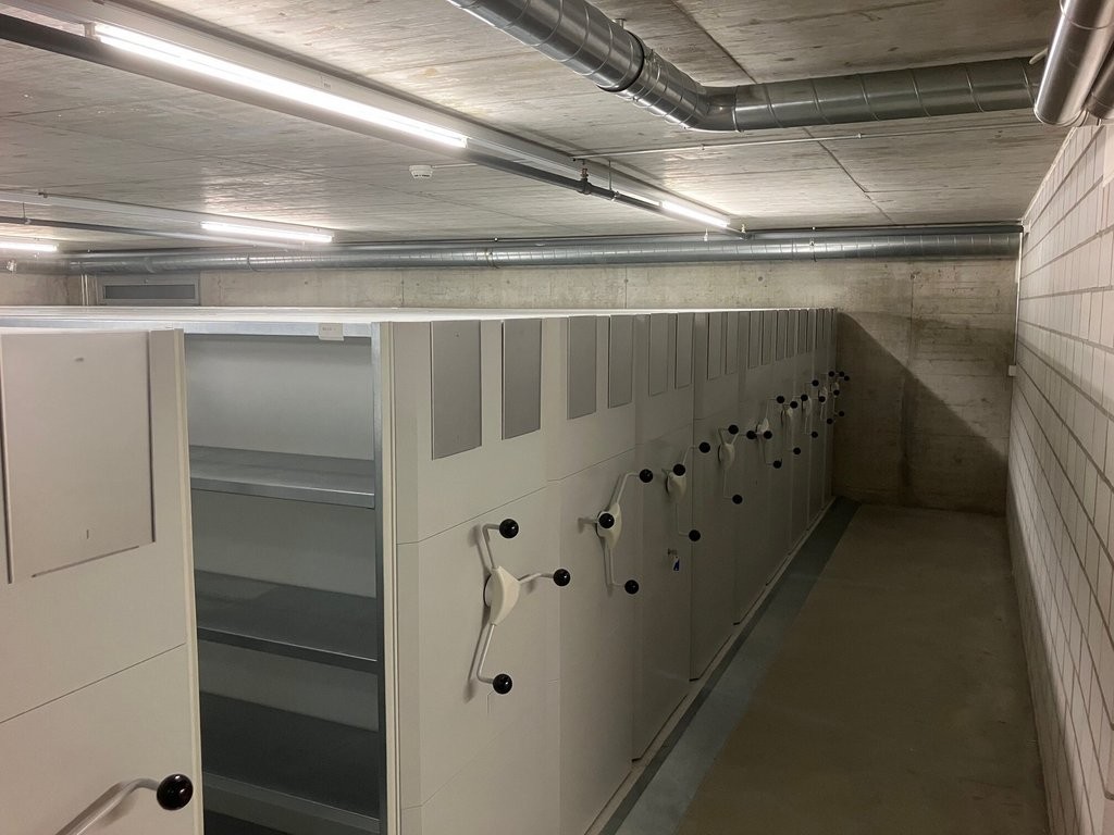 215m² storage room