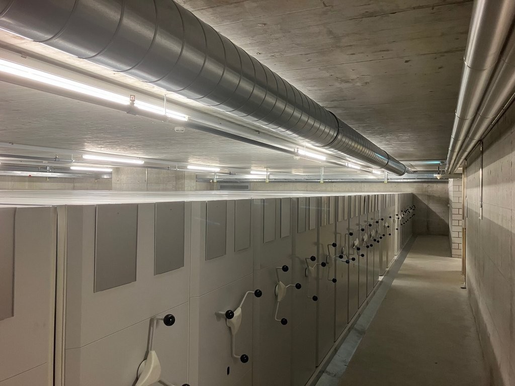 215m² storage room