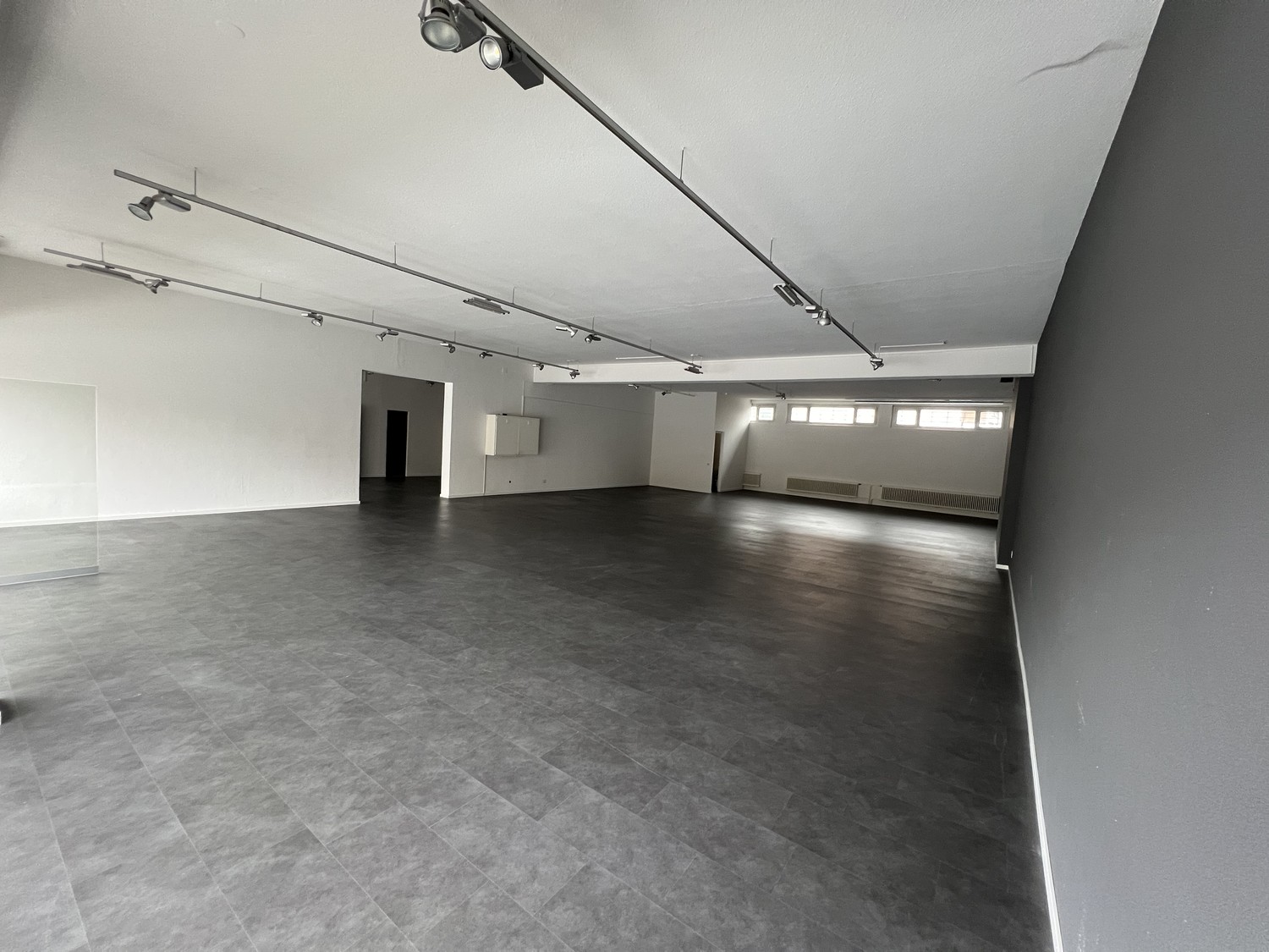 253m² shop