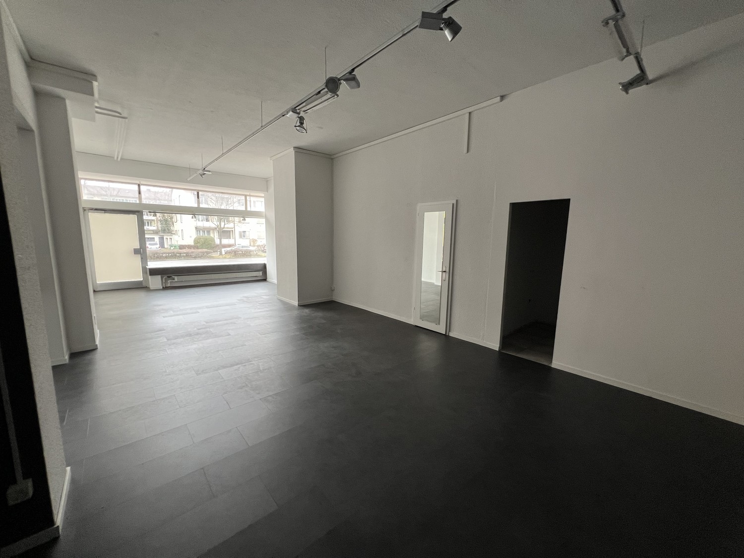 253m² shop