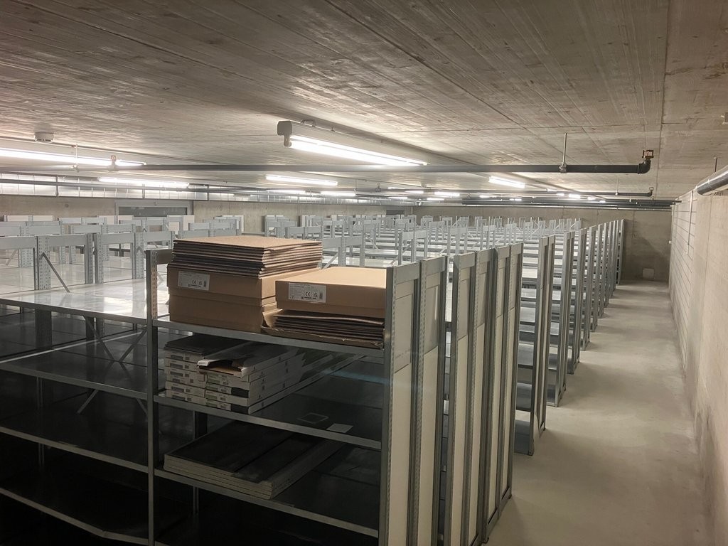 164m² storage room
