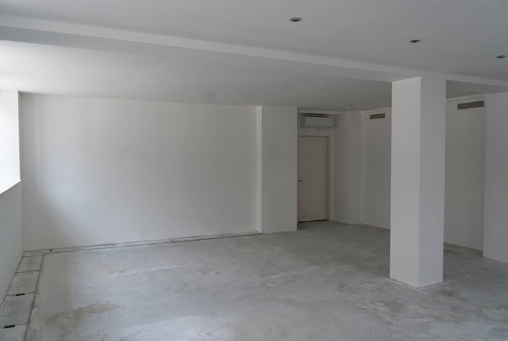 80m² commercial