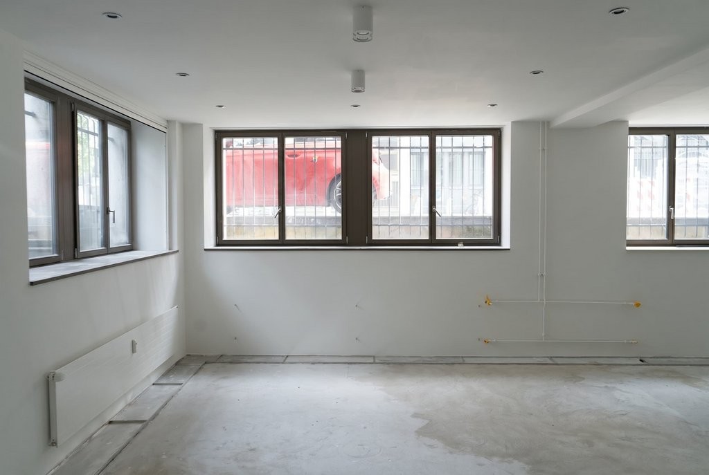 80m² commercial