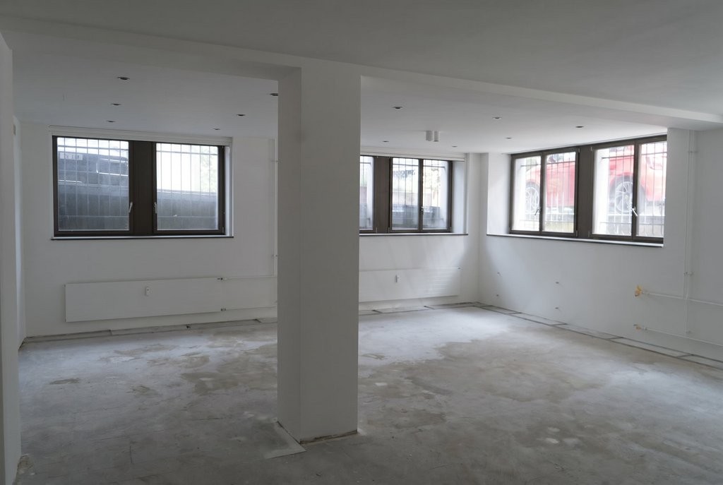 80m² commercial