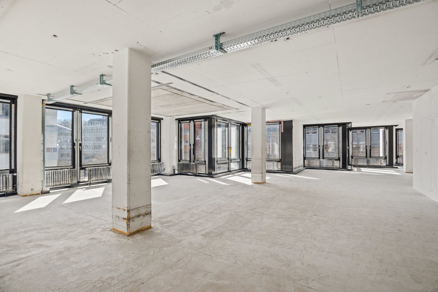 1320m² office