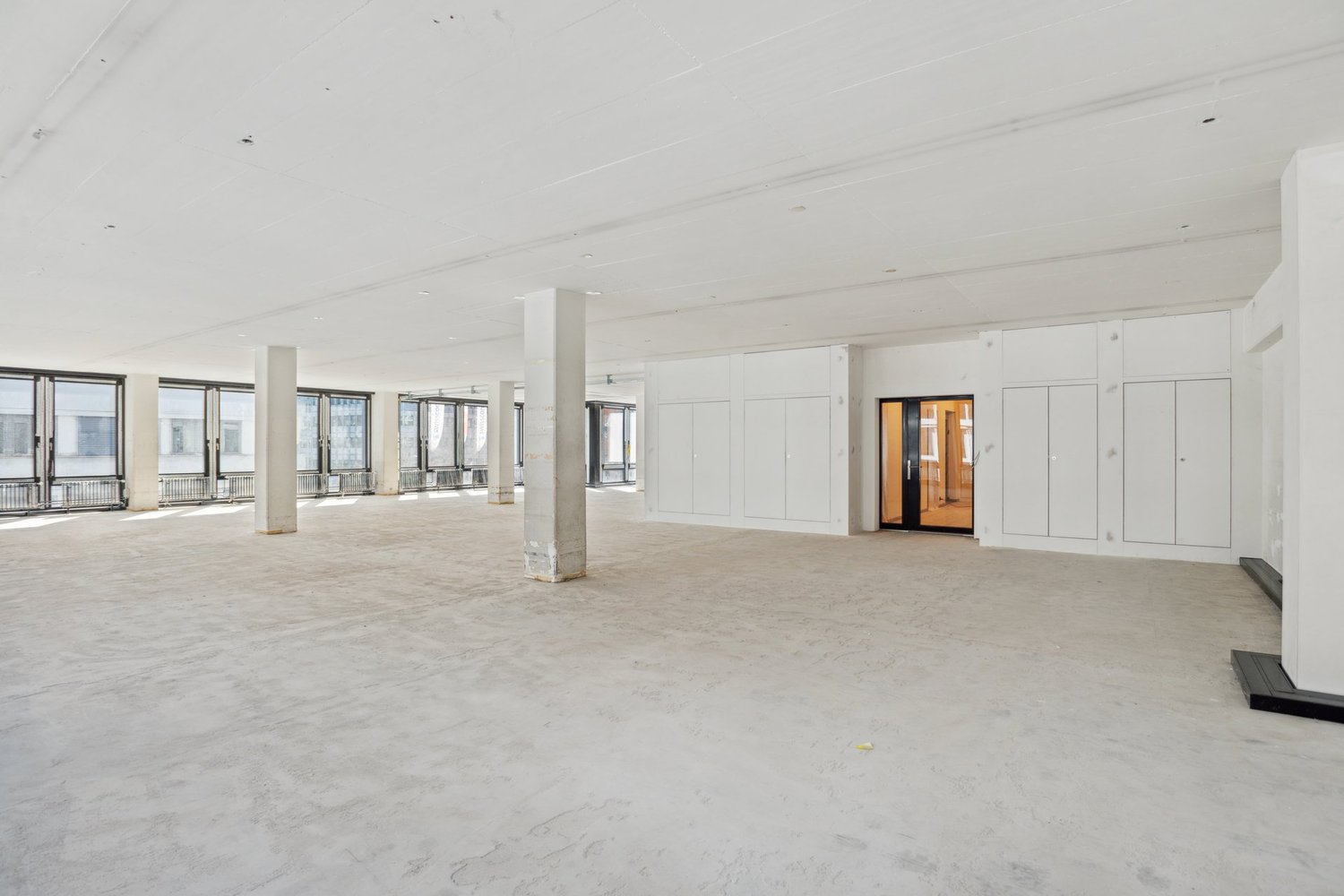 1320m² office