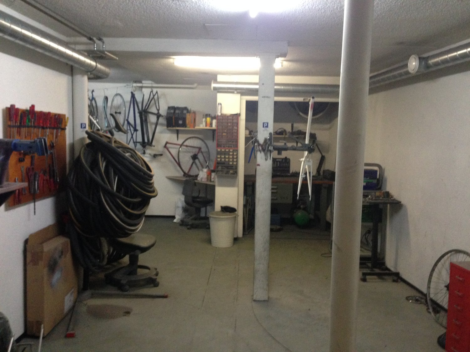 45m² workshop

Workshop / storage room on the 1st basement floor. 

Without daylight, with controlled ventilation, fresh air and exhaust air. 

Passage from neighboring room.