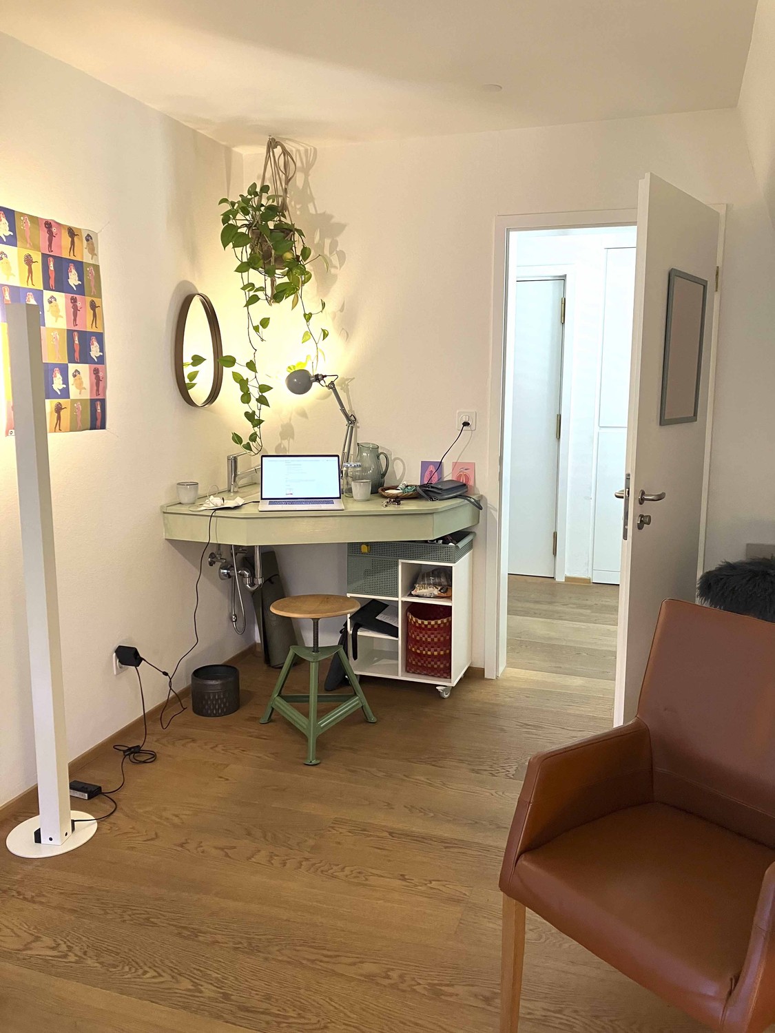 14m² commercial
Commercial premises available from August – Schaffhauserplatz, Zürich: Due to a short-term change of tenant, a practice room in the Yotree Yogastudio will become available at the beginning of August.
Location: Central at Schaffhauserplatz, good public transport connections
Usable a