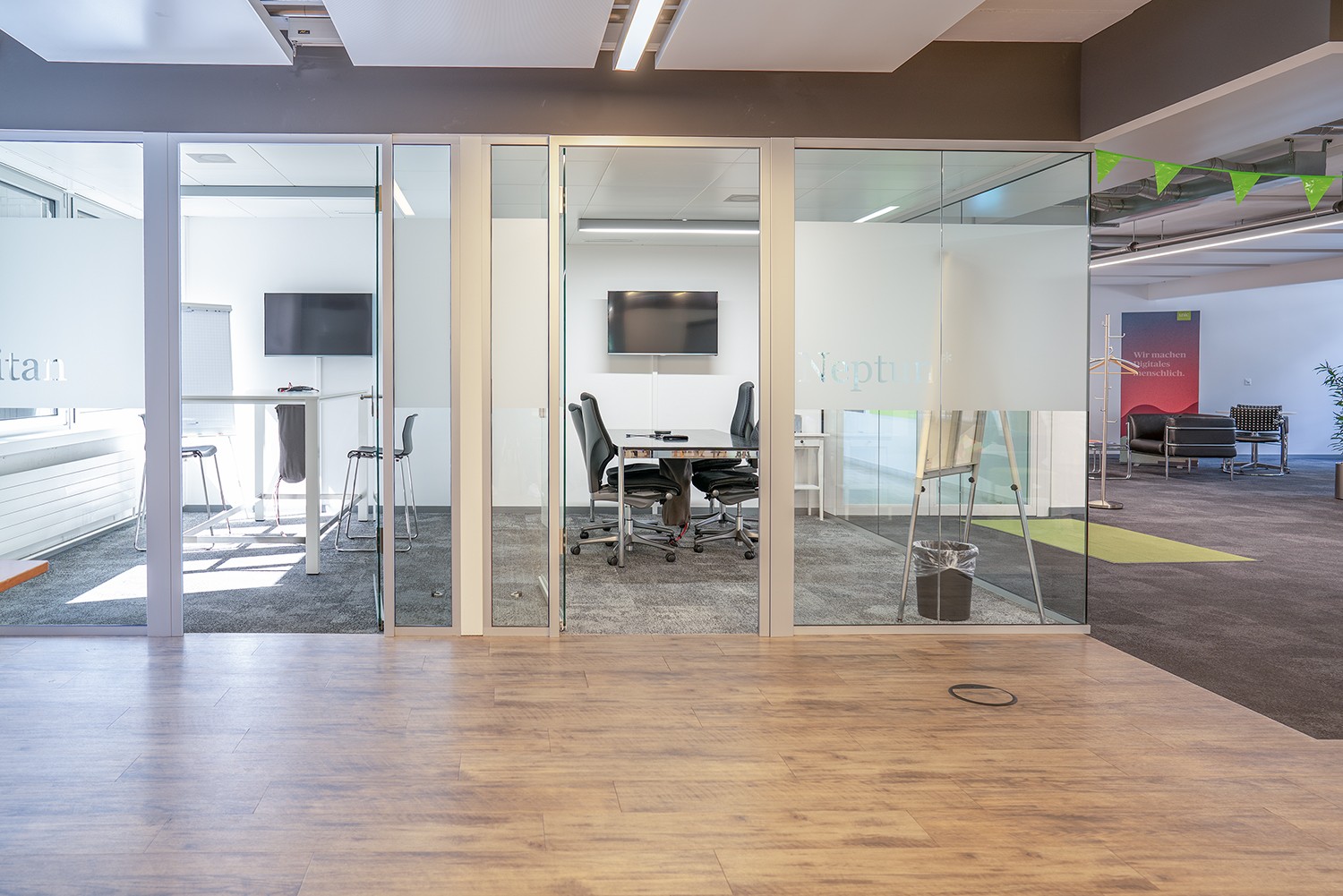 1126m² office