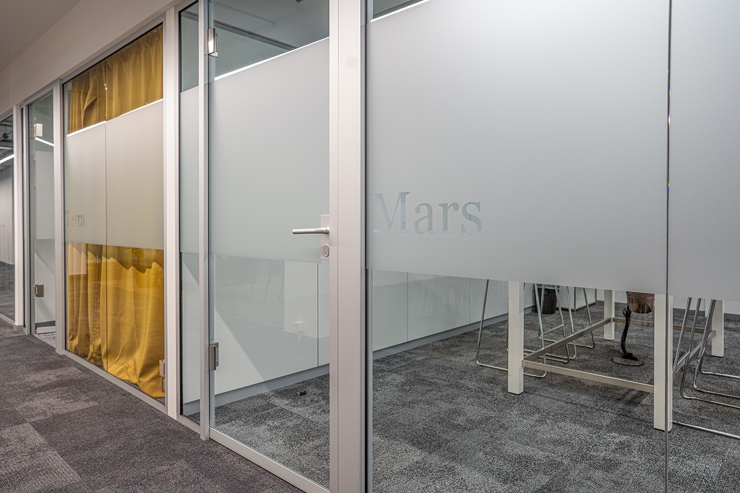 1126m² office