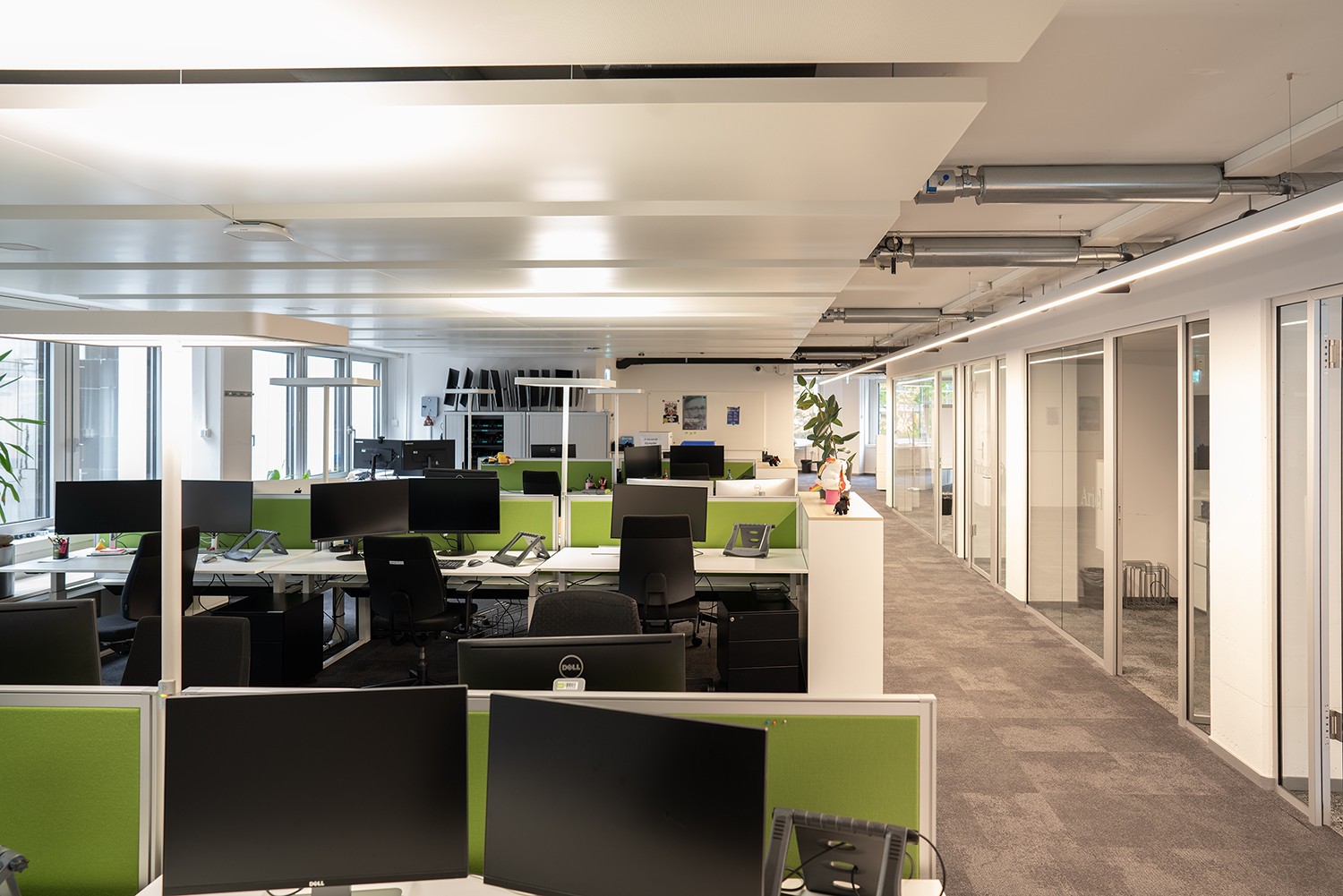 1126m² office