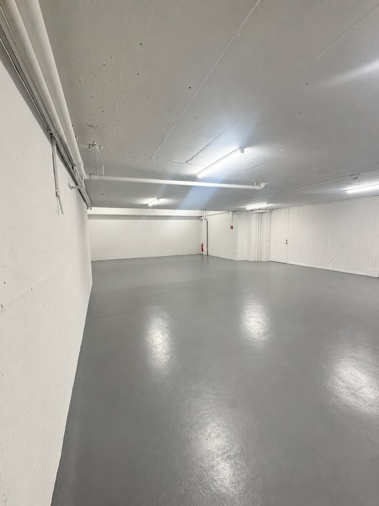 193m² storage room