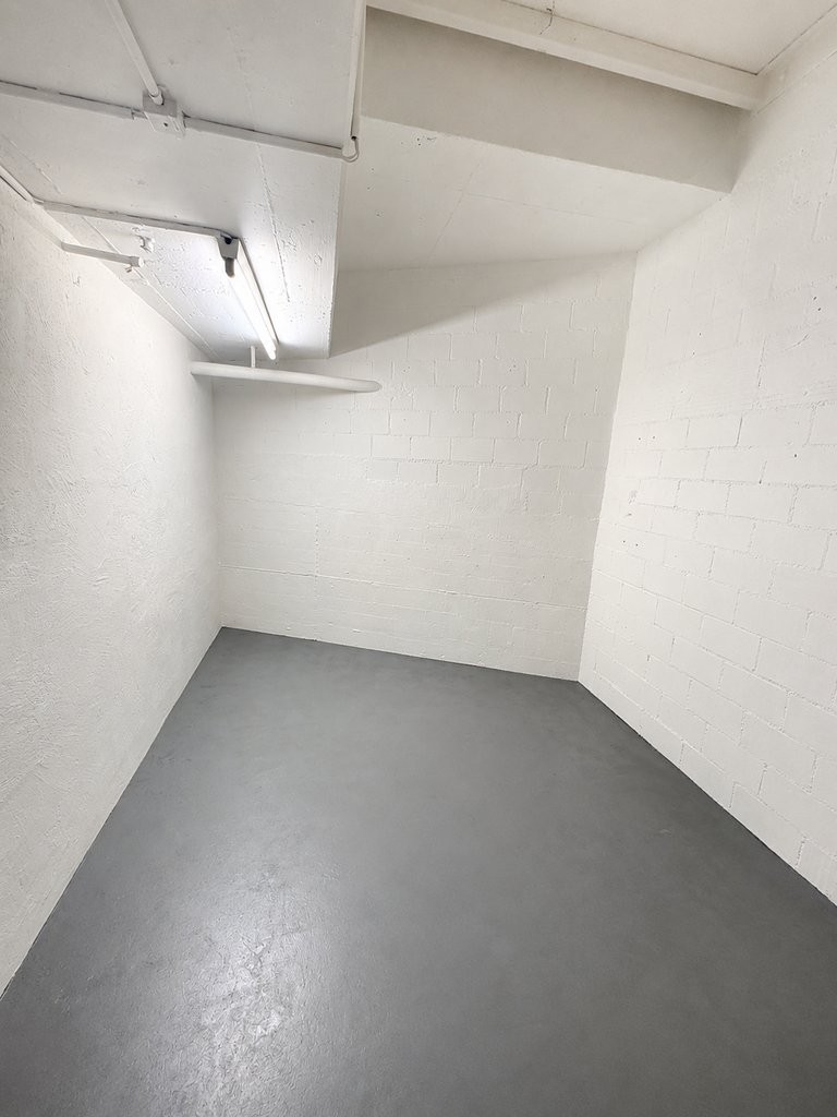 193m² storage room