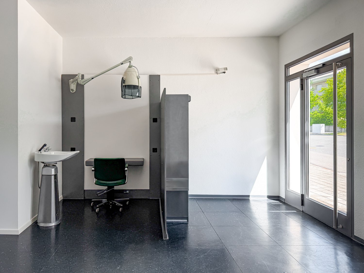 52m² shop