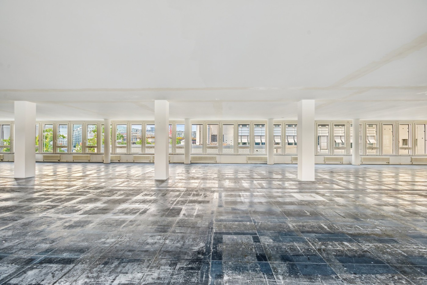 604m² office