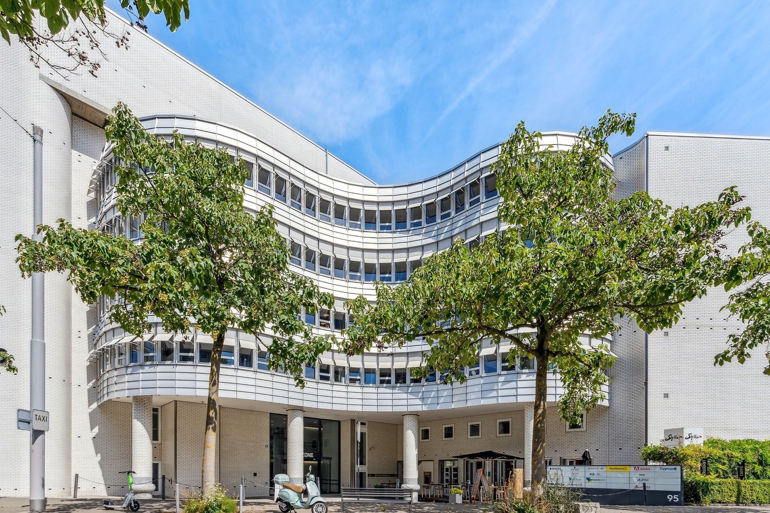 604m² office