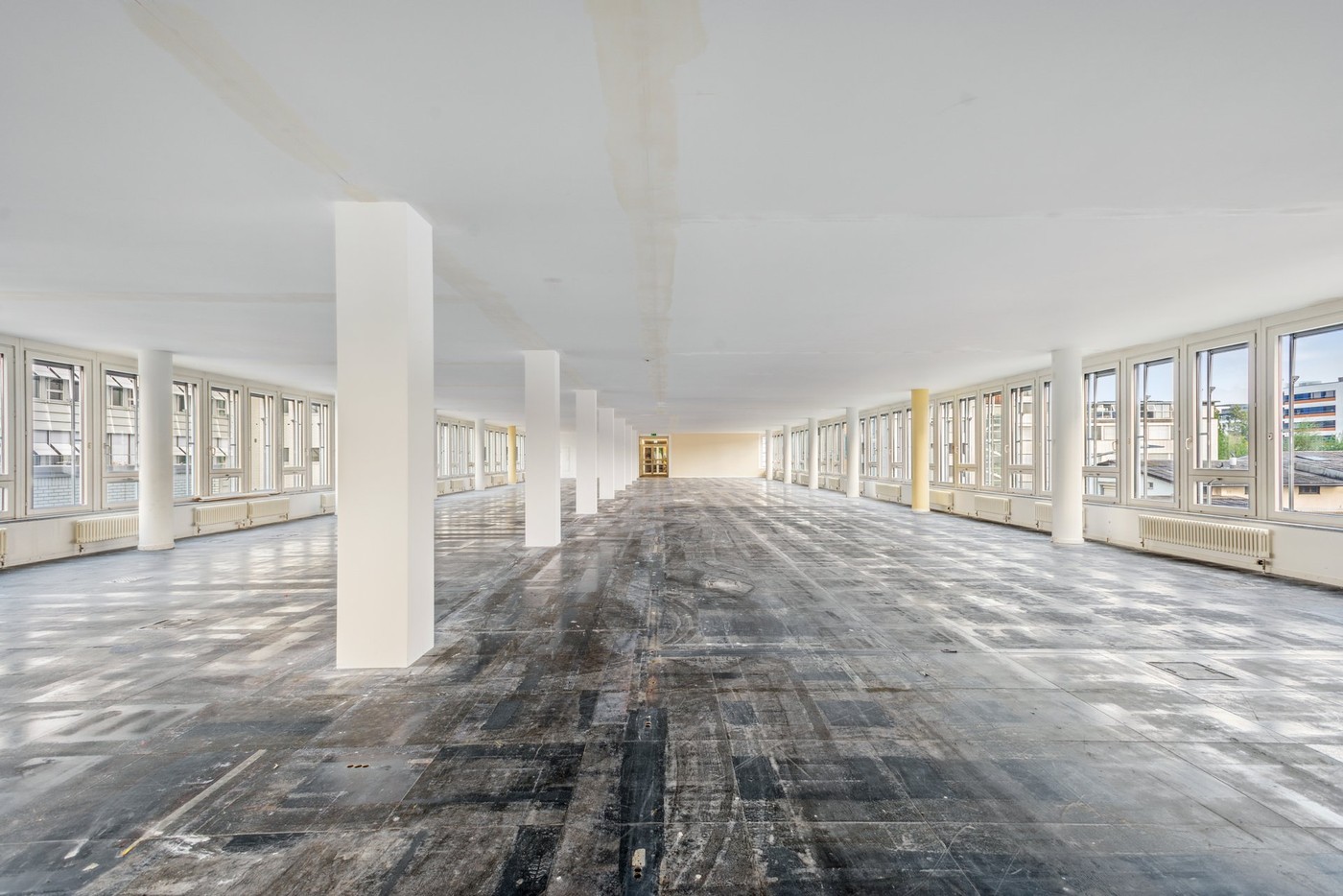 604m² office