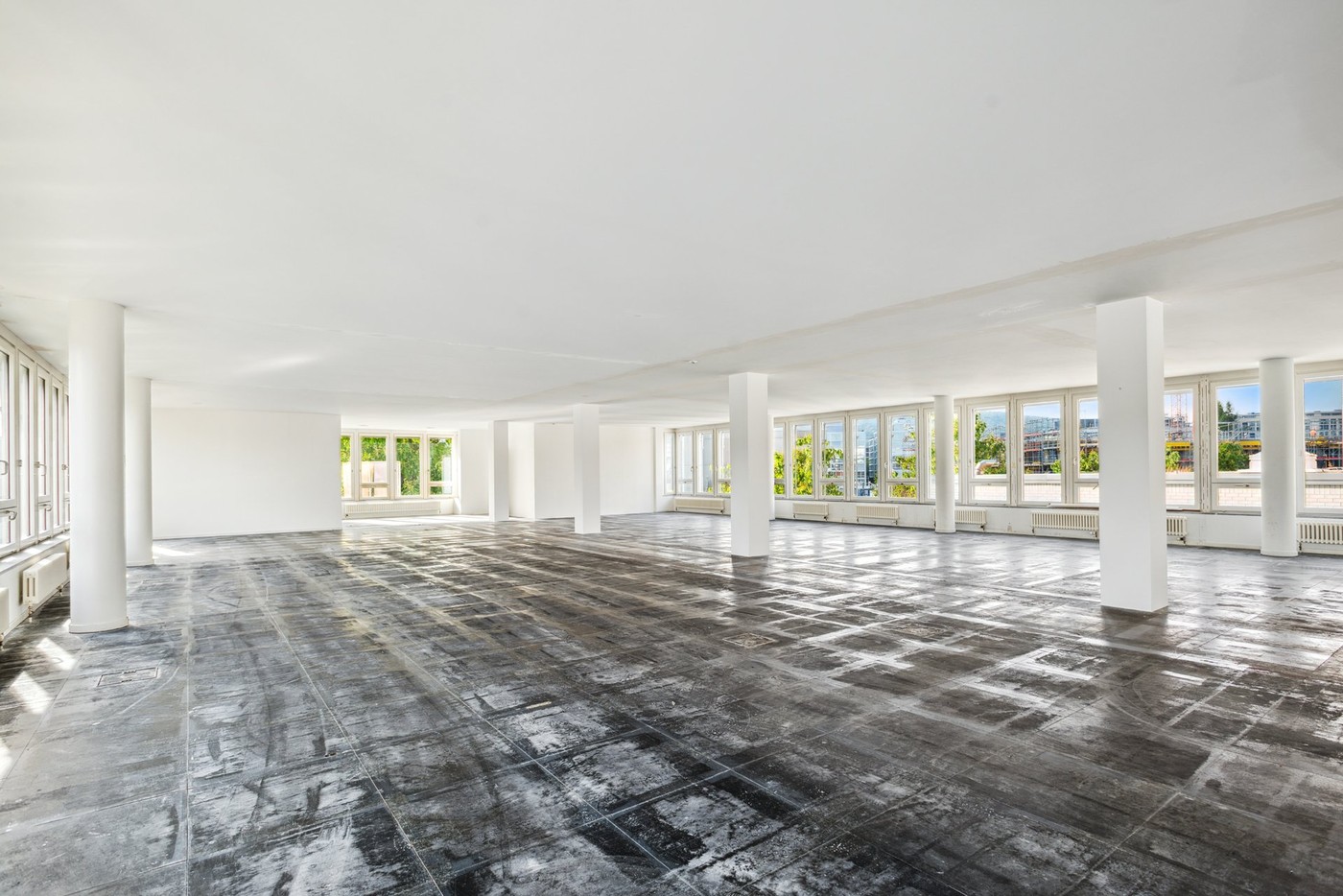 604m² office