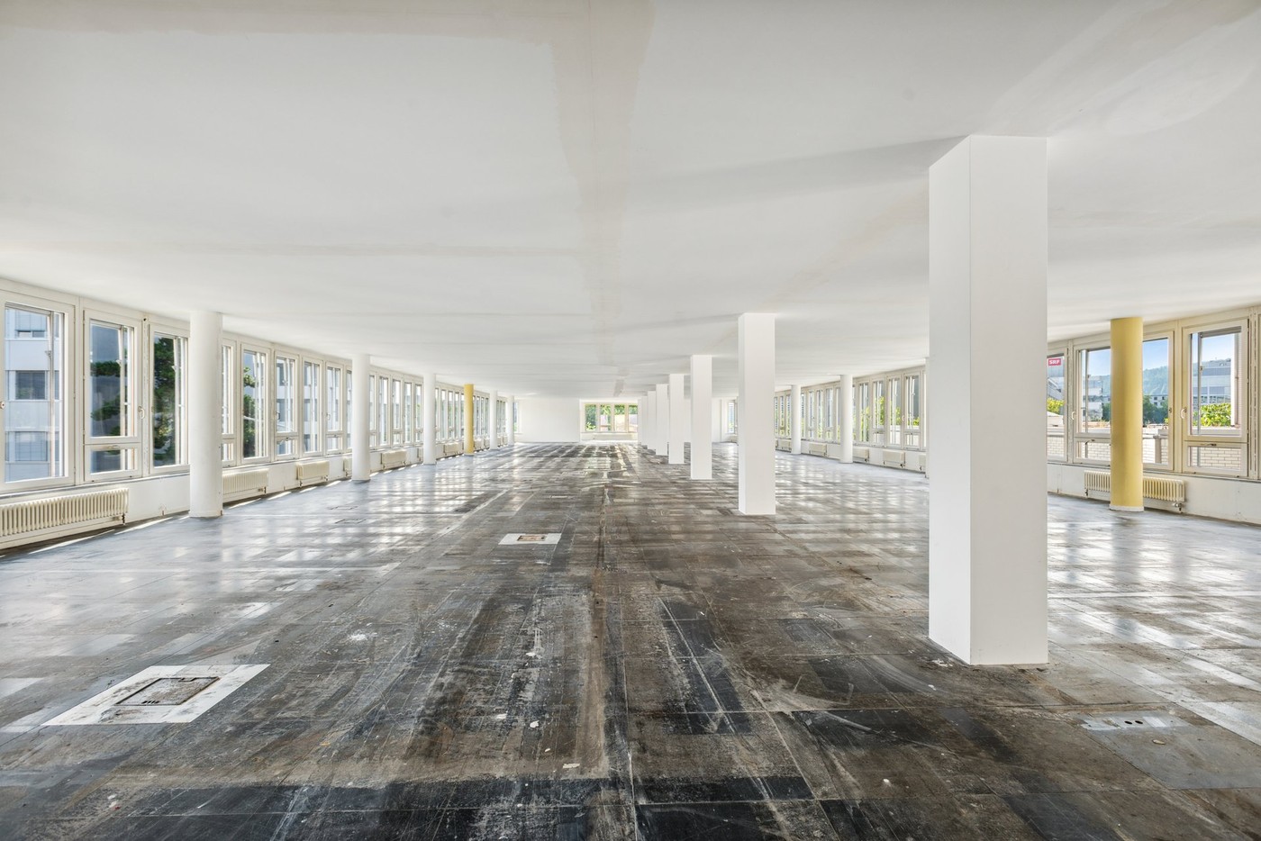 604m² office