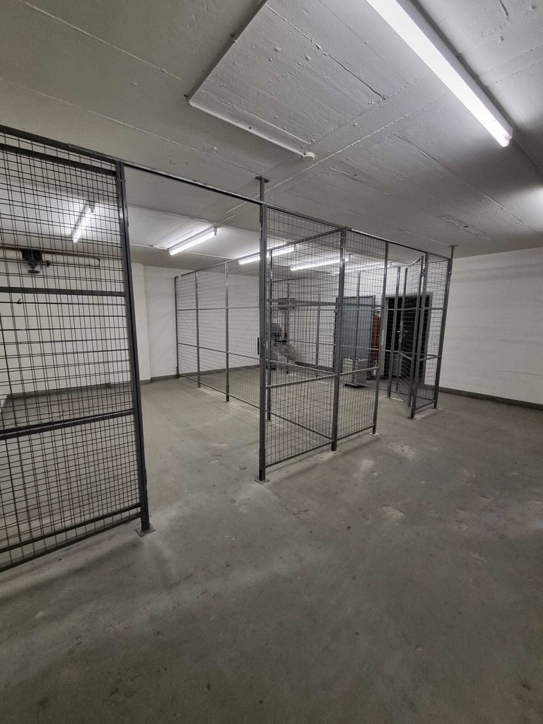 200m² storage room