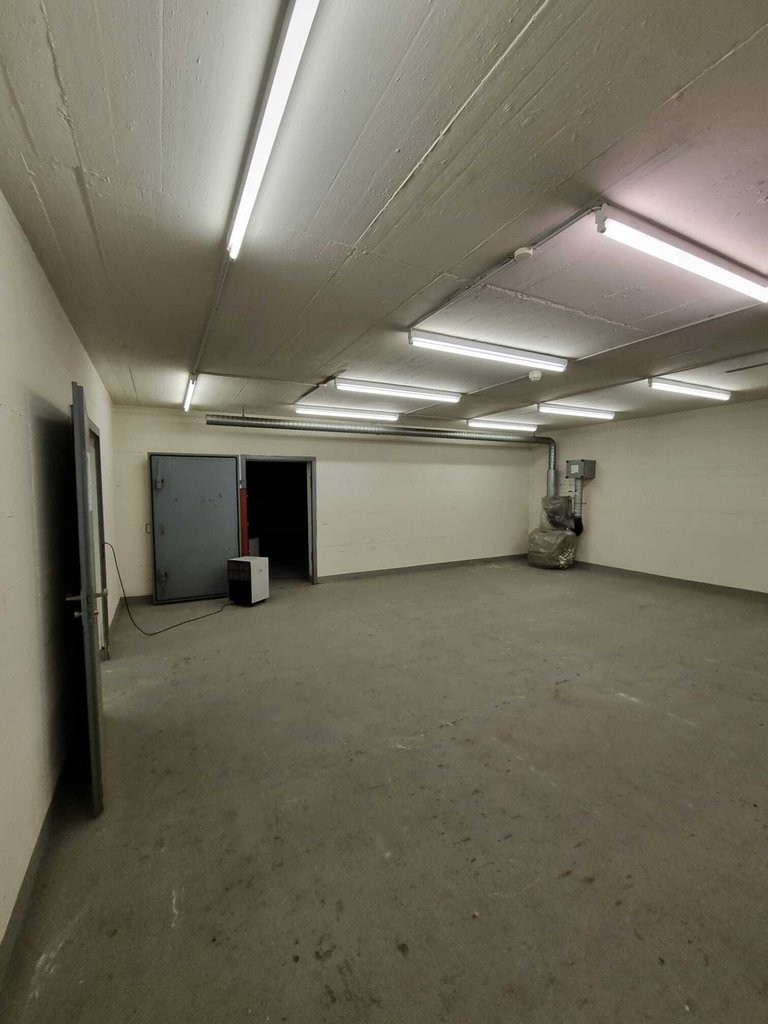 200m² storage room