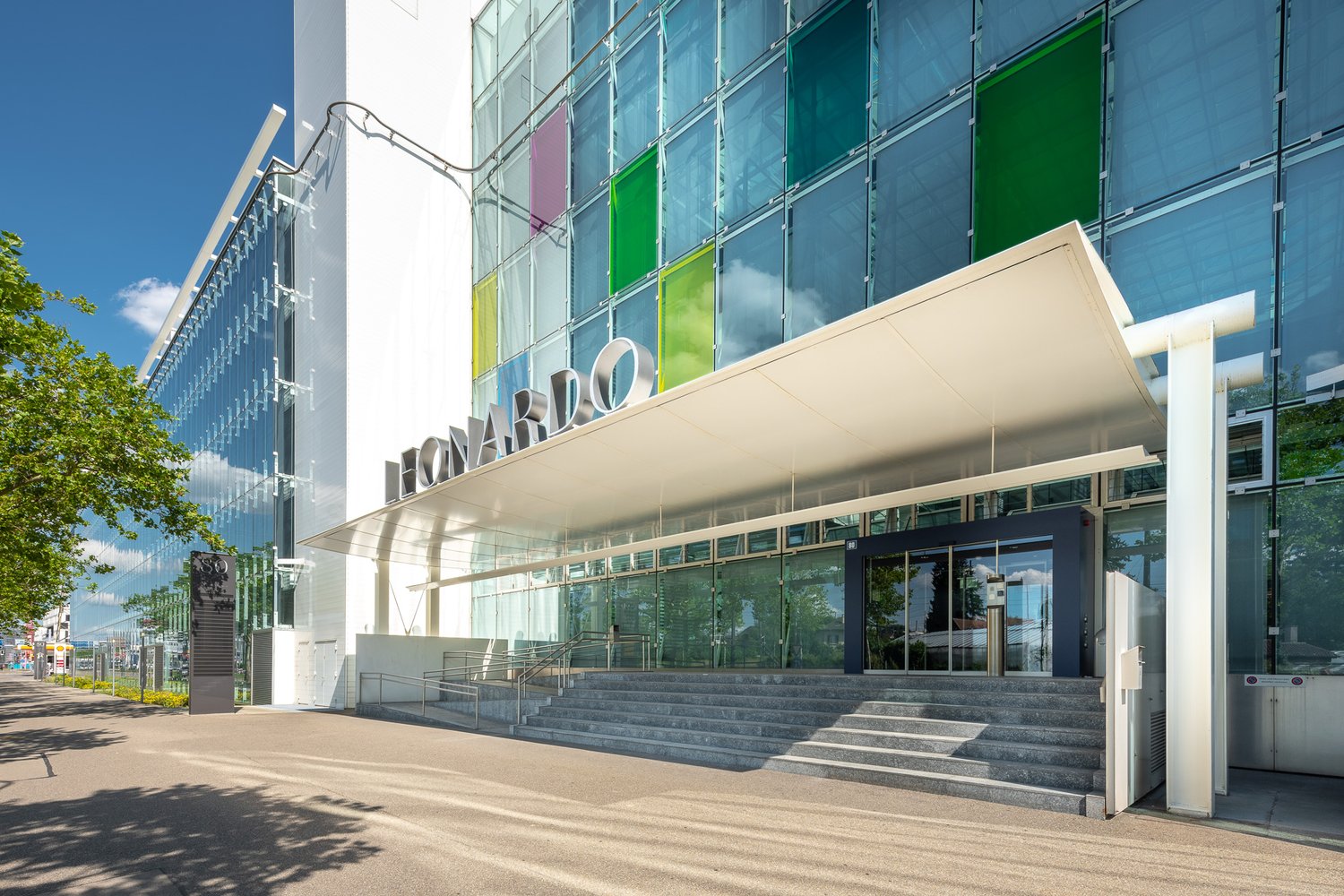 700m² office