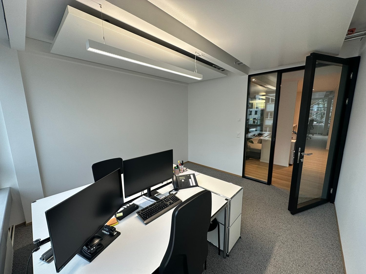 80m² office