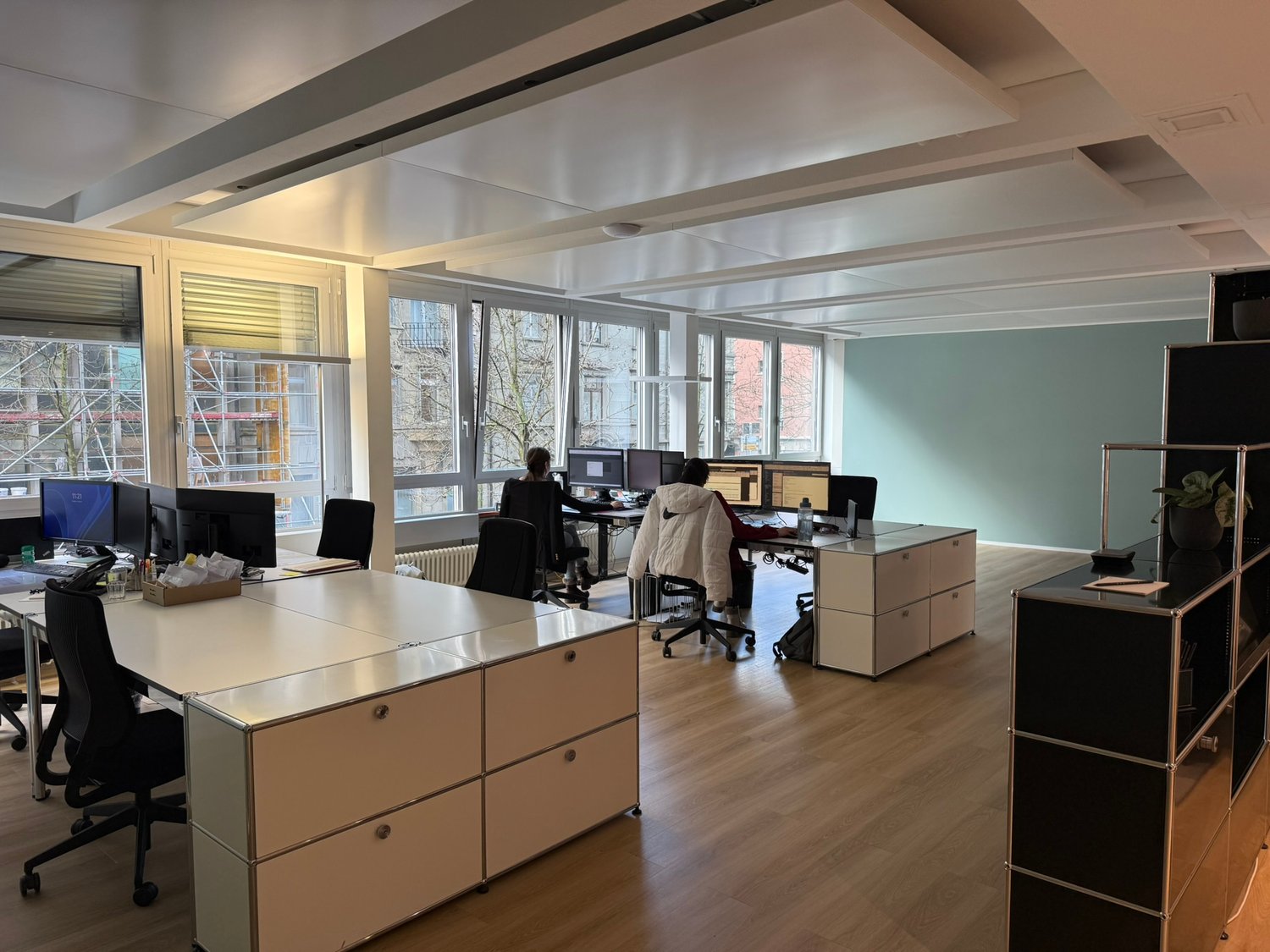 80m² office