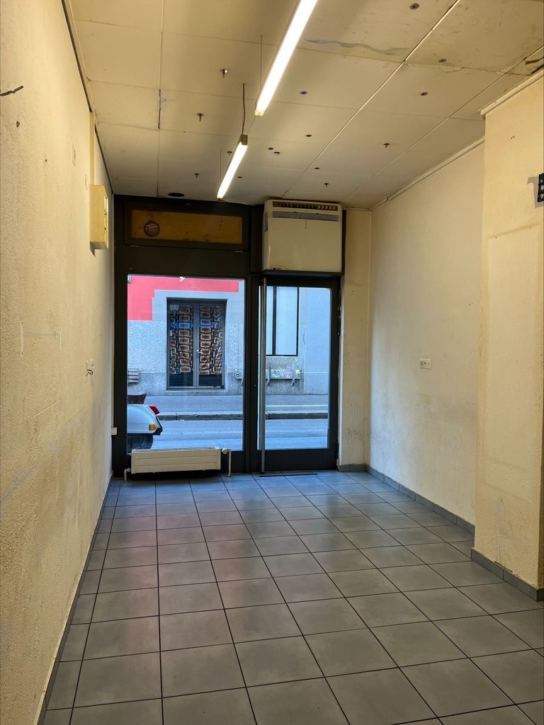21m² shop