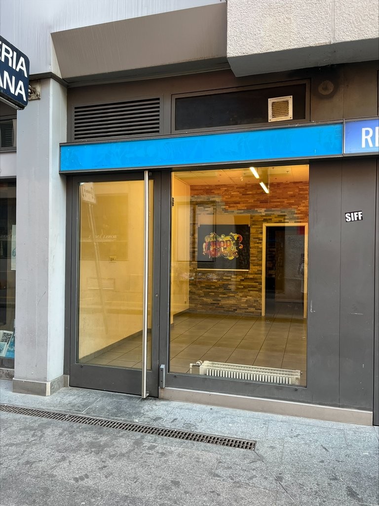 21m² shop