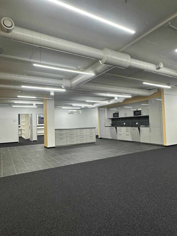 670m² commercial

Office/commercial spaces near Bahnhof Altstetten 

In a central location, we are renting out finished office/commercial areas of approx. 682 m2 (room partitioning possible) immediately or by arrangement. 

Die Hohlstrasse 534/536 is within immediate walking distance to Bahnhof Alts