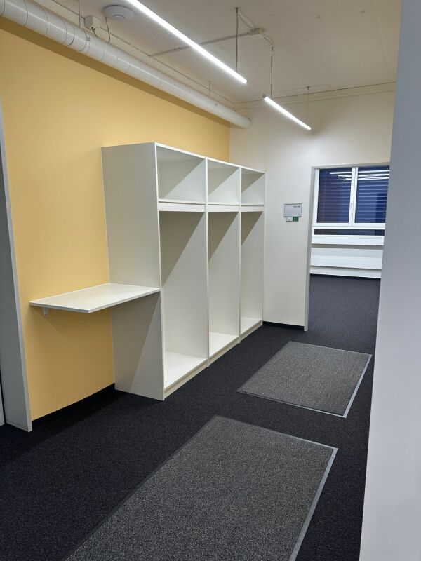 670m² commercial

Office/commercial spaces near Bahnhof Altstetten 

In a central location, we are renting out finished office/commercial areas of approx. 682 m2 (room partitioning possible) immediately or by arrangement. 

Die Hohlstrasse 534/536 is within immediate walking distance to Bahnhof Alts