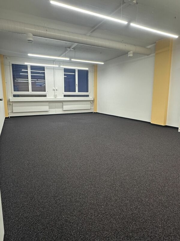 670m² commercial

Office/commercial spaces near Bahnhof Altstetten 

In a central location, we are renting out finished office/commercial areas of approx. 682 m2 (room partitioning possible) immediately or by arrangement. 

Die Hohlstrasse 534/536 is within immediate walking distance to Bahnhof Alts
