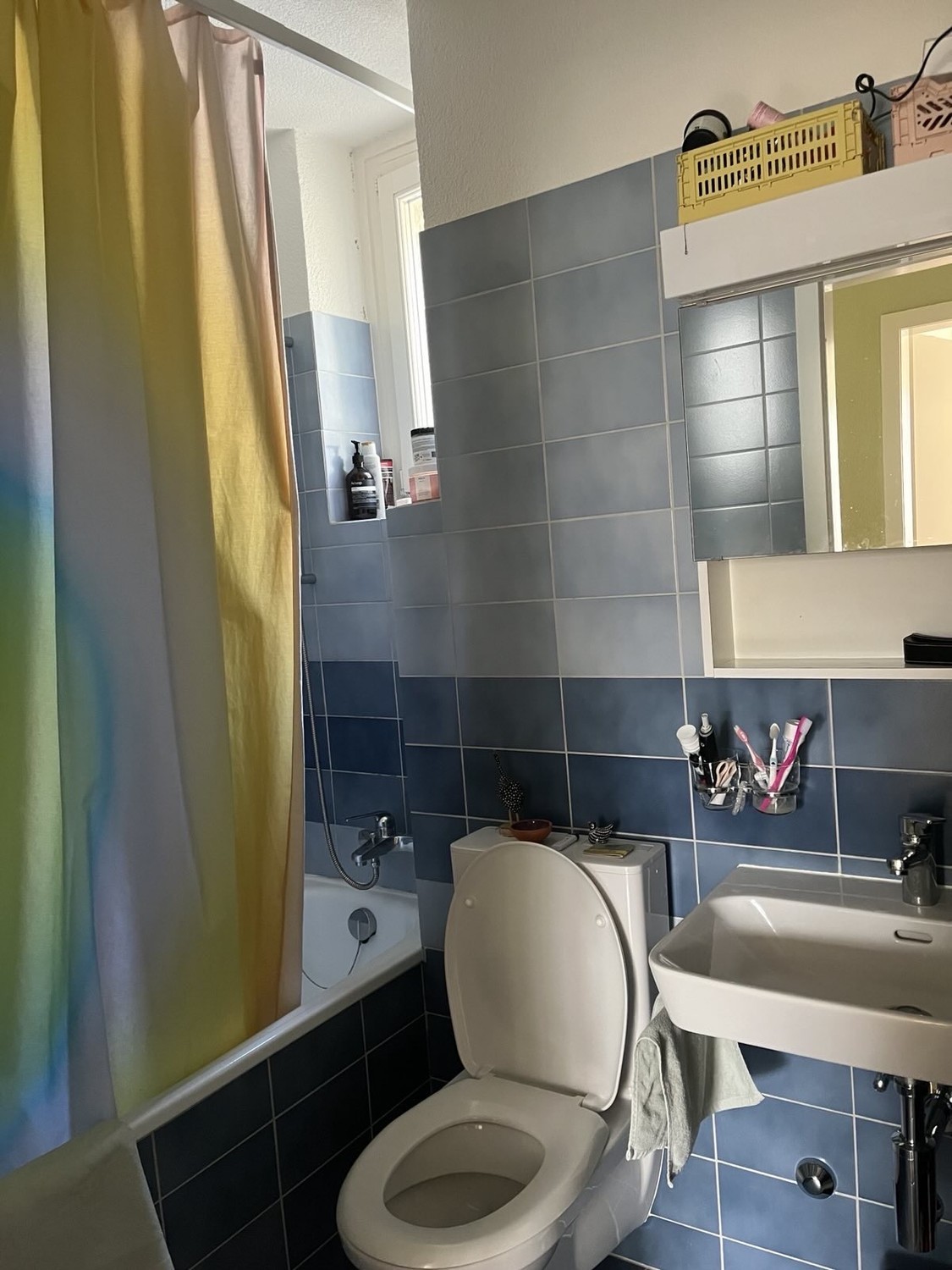 Appartement de 3 ½ pièces

Bonjour à tous, 
Nous sous-louons notre bel appartement du 10 juin à la fin du mois d'août. Nous sommes flexibles sur le début et la fin de la période de sous-location, mais nous aimerions idéalement le louer pour 2 mois. 
L'appartement est situé dans un quartier animé (be