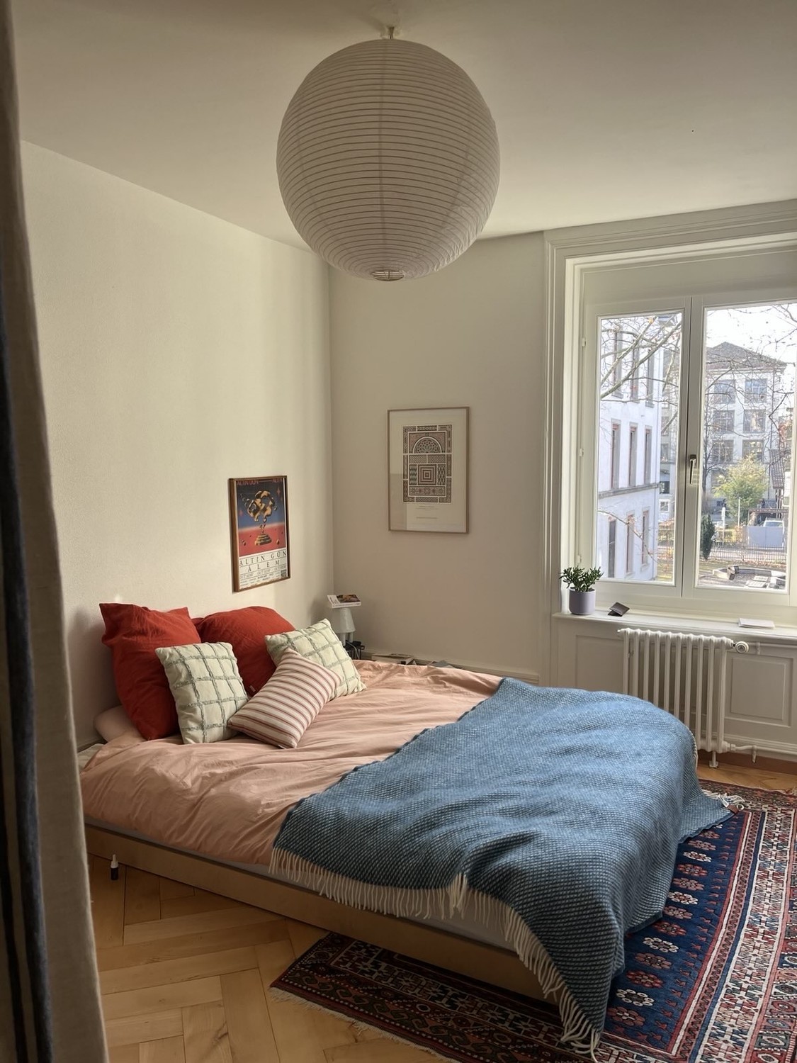 Appartement de 3 ½ pièces

Bonjour à tous, 
Nous sous-louons notre bel appartement du 10 juin à la fin du mois d'août. Nous sommes flexibles sur le début et la fin de la période de sous-location, mais nous aimerions idéalement le louer pour 2 mois. 
L'appartement est situé dans un quartier animé (be