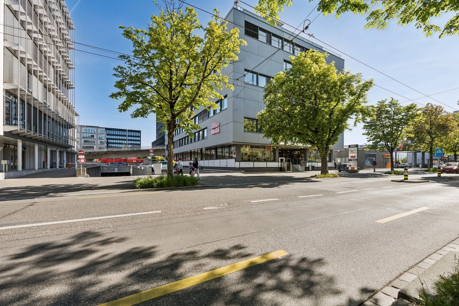 628m² shop