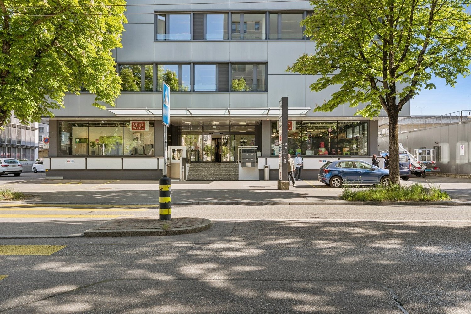 628m² shop