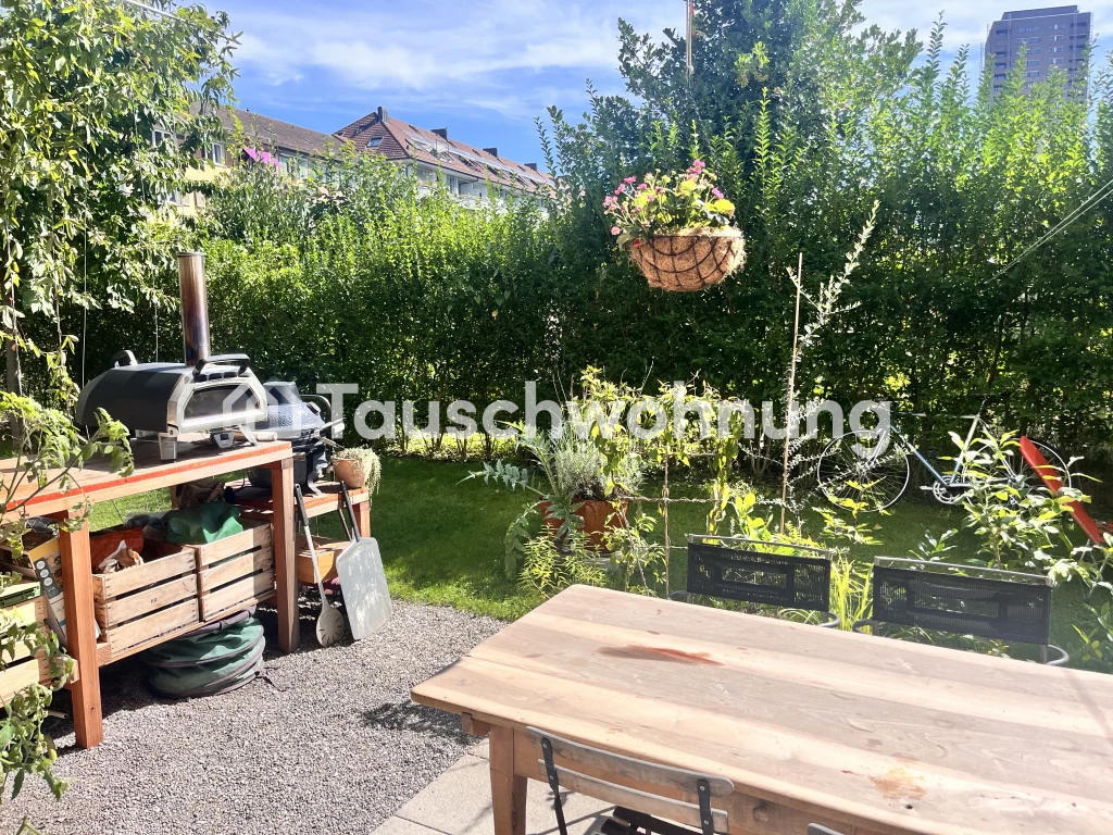 bijoux architettonico di 120mq con giardino di 90mq. L'appartamento dispone di un bellissimo parquet, soffitti alti ed è super luminoso, tranquillo e comunque centrale. Cucina moderna e servizi igienici. Riscaldamento a pavimento. Proprio locale lavanderia nell'appartamento. WC per gli ospiti con do
