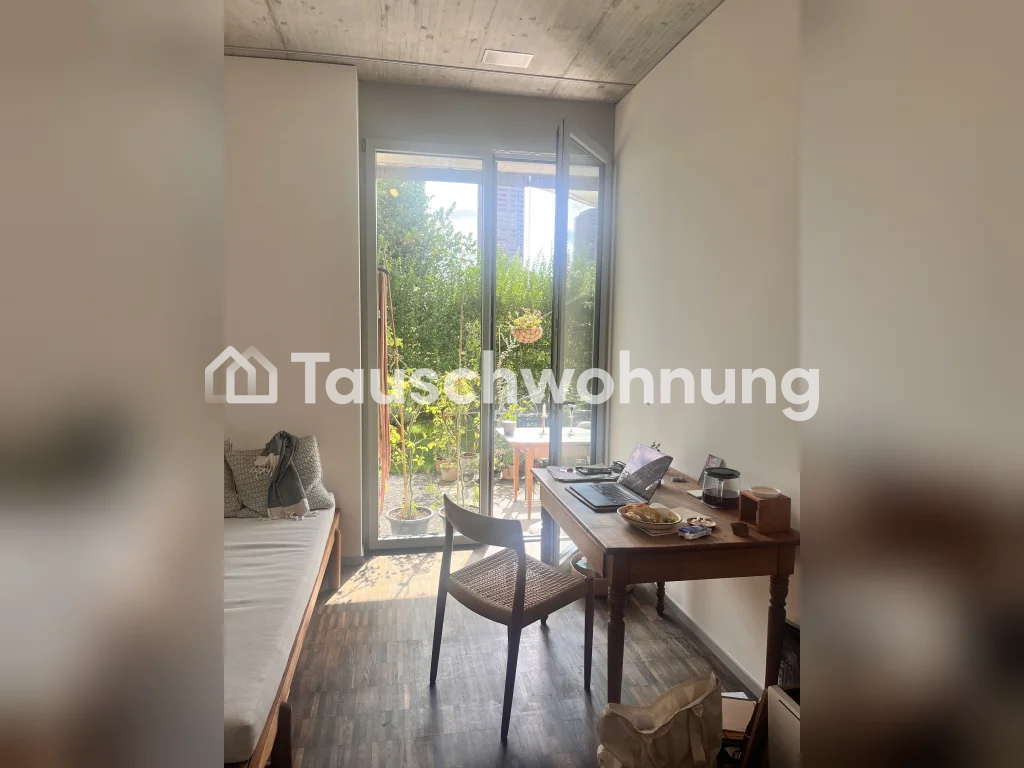 bijoux architettonico di 120mq con giardino di 90mq. L'appartamento dispone di un bellissimo parquet, soffitti alti ed è super luminoso, tranquillo e comunque centrale. Cucina moderna e servizi igienici. Riscaldamento a pavimento. Proprio locale lavanderia nell'appartamento. WC per gli ospiti con do