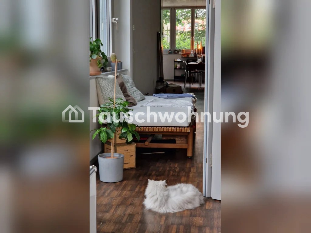 bijoux architettonico di 120mq con giardino di 90mq. L'appartamento dispone di un bellissimo parquet, soffitti alti ed è super luminoso, tranquillo e comunque centrale. Cucina moderna e servizi igienici. Riscaldamento a pavimento. Proprio locale lavanderia nell'appartamento. WC per gli ospiti con do