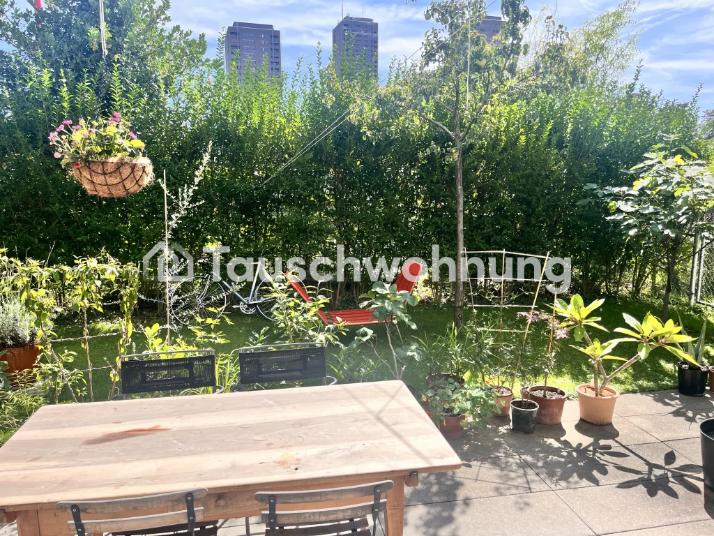 bijoux architettonico di 120mq con giardino di 90mq. L'appartamento dispone di un bellissimo parquet, soffitti alti ed è super luminoso, tranquillo e comunque centrale. Cucina moderna e servizi igienici. Riscaldamento a pavimento. Proprio locale lavanderia nell'appartamento. WC per gli ospiti con do