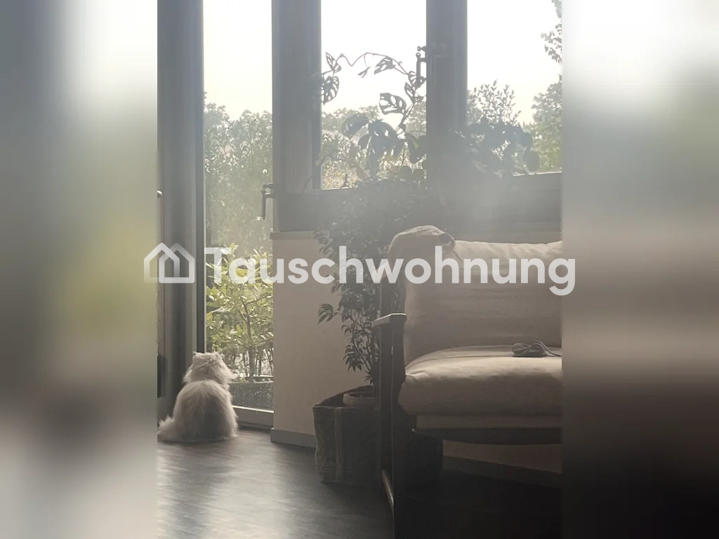 bijoux architettonico di 120mq con giardino di 90mq. L'appartamento dispone di un bellissimo parquet, soffitti alti ed è super luminoso, tranquillo e comunque centrale. Cucina moderna e servizi igienici. Riscaldamento a pavimento. Proprio locale lavanderia nell'appartamento. WC per gli ospiti con do