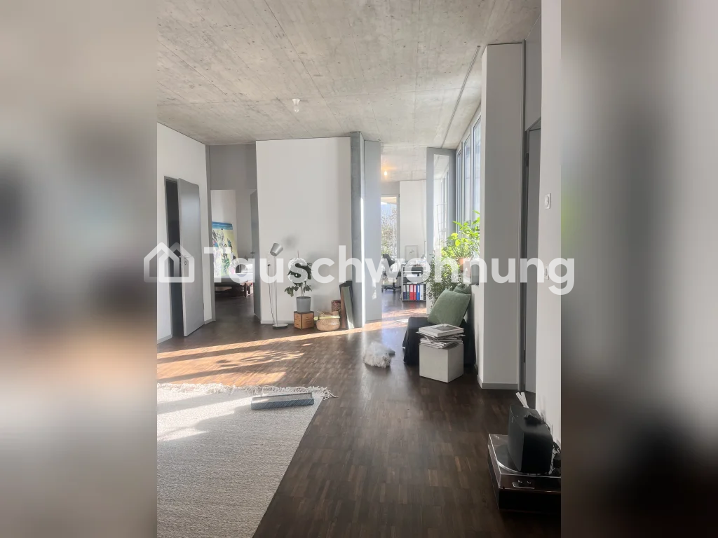 bijoux architettonico di 120mq con giardino di 90mq. L'appartamento dispone di un bellissimo parquet, soffitti alti ed è super luminoso, tranquillo e comunque centrale. Cucina moderna e servizi igienici. Riscaldamento a pavimento. Proprio locale lavanderia nell'appartamento. WC per gli ospiti con do