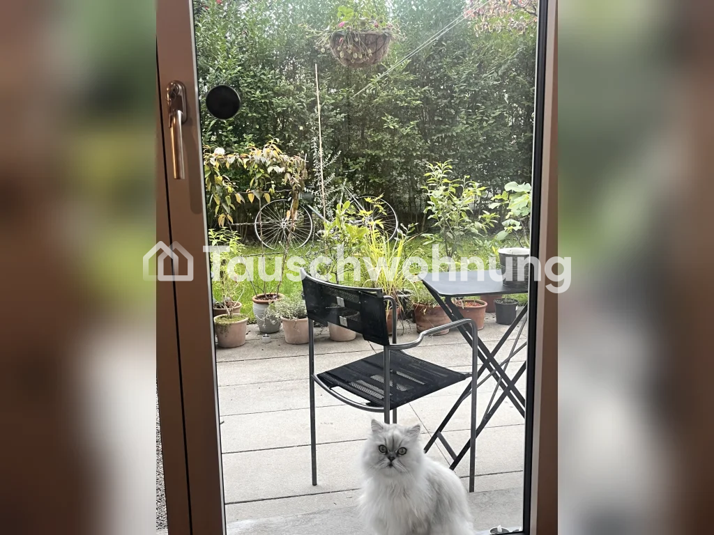 bijoux architettonico di 120mq con giardino di 90mq. L'appartamento dispone di un bellissimo parquet, soffitti alti ed è super luminoso, tranquillo e comunque centrale. Cucina moderna e servizi igienici. Riscaldamento a pavimento. Proprio locale lavanderia nell'appartamento. WC per gli ospiti con do
