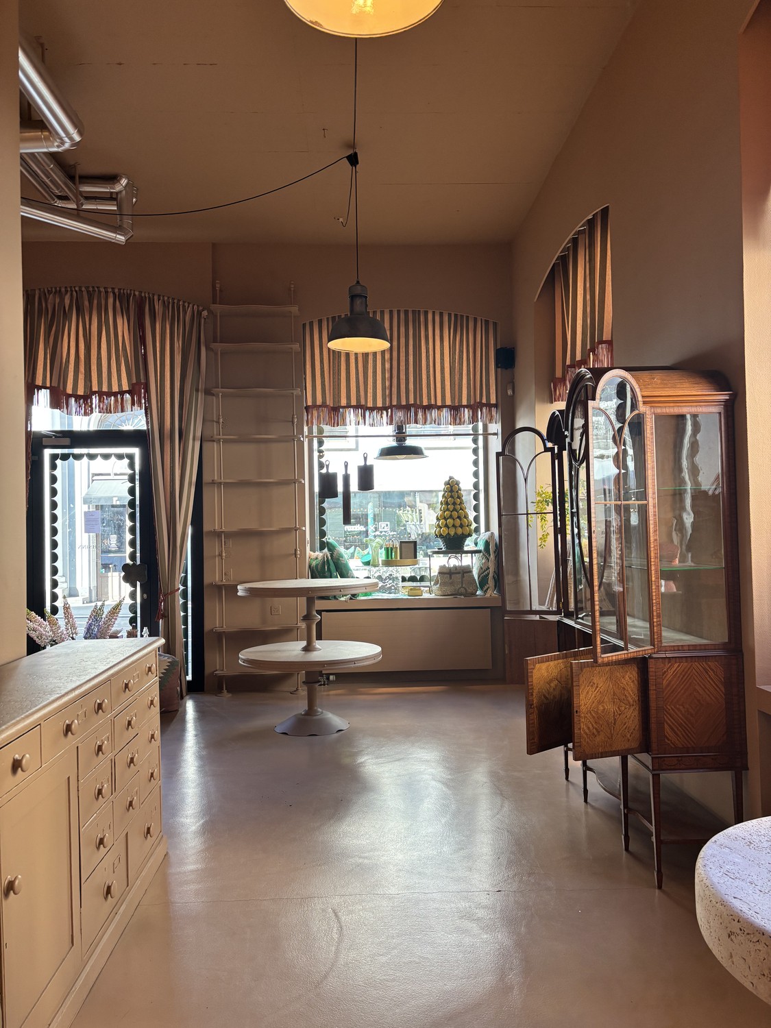 133m² shop